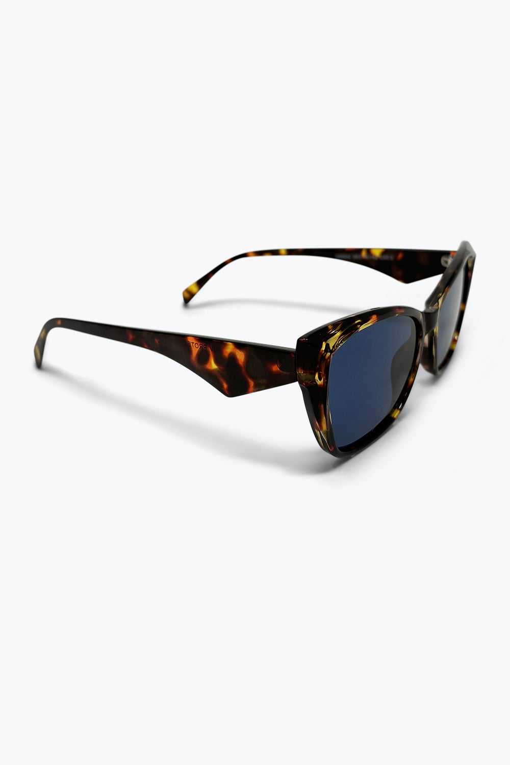 Occhiali da sole in acetato con lente blu e montatura multicolore a occhi di gatto