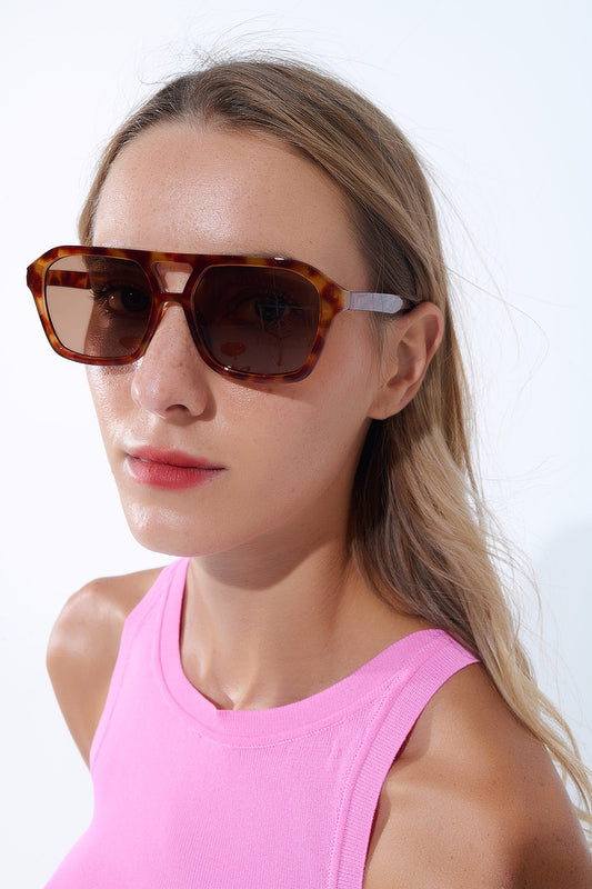 Q2 Occhiali da sole in stile rétro con montatura in tartaruga color cammello e lenti nere