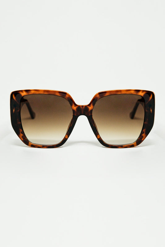 Q2 Occhiali da sole marroni in stile pin-up con design geometrico e occhi da gatto