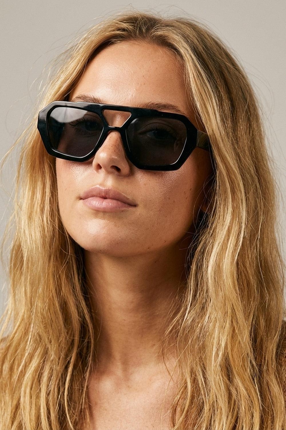 Occhiali da sole moda con montatura geometrica nera per donne