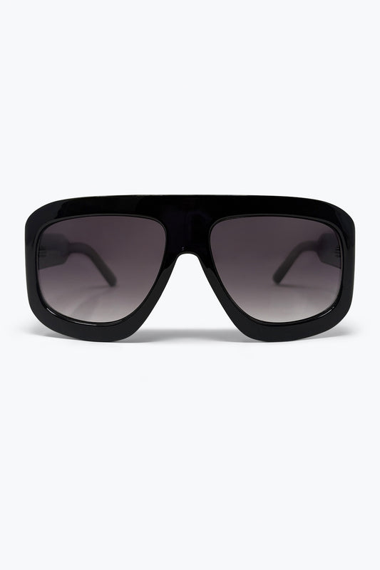 Q2 Occhiali da sole neri con montatura quadrata oversize e lenti sfumate