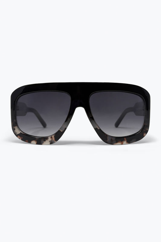 Q2 Occhiali da sole oversize a mascherina con montatura in acetato tartarugato nero e lenti sfumate