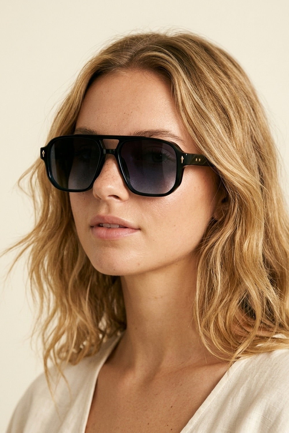 Occhiali da sole oversize con lenti sfumate nere e montatura geometrica