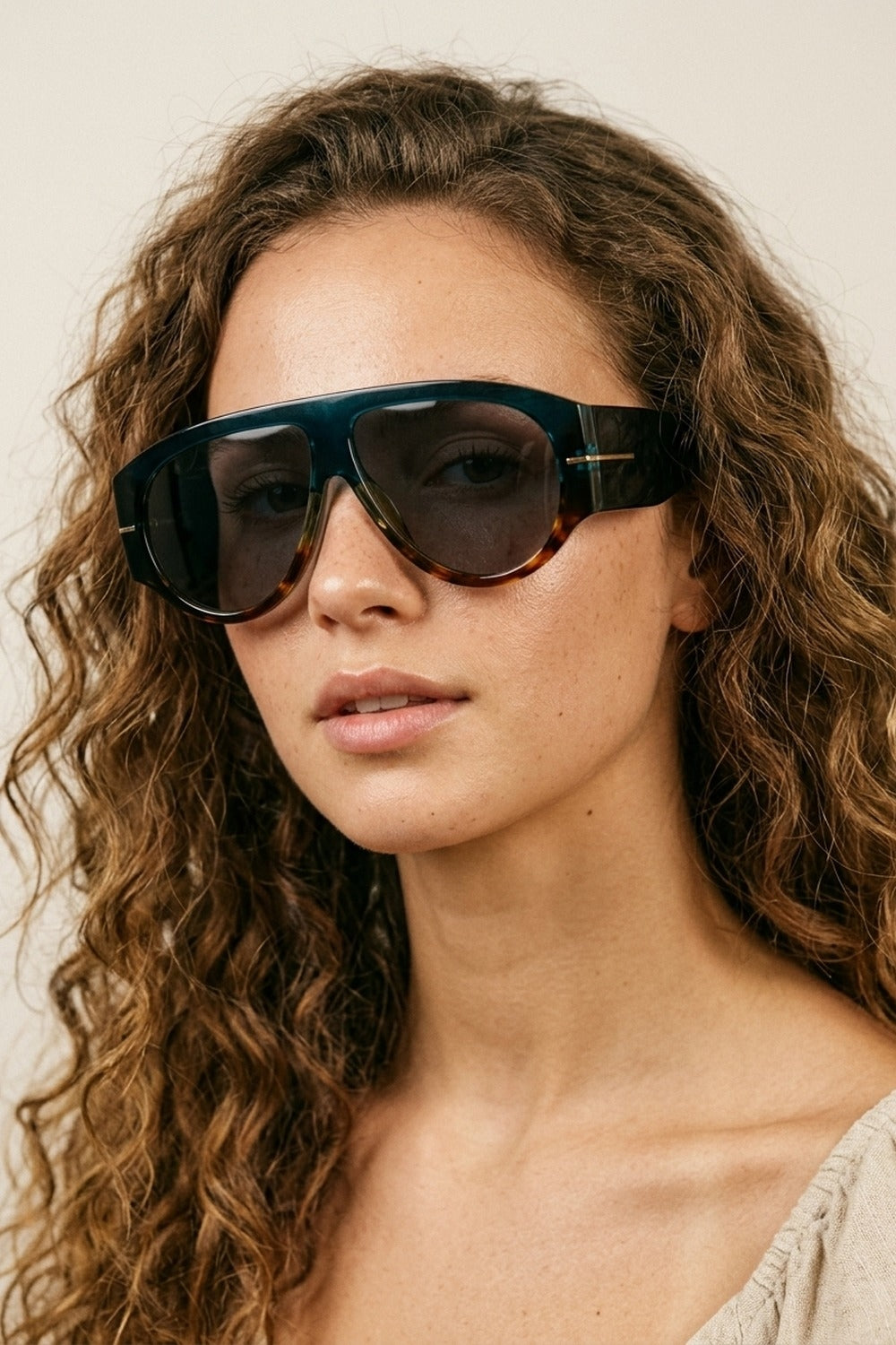 Occhiali da sole oversize con montatura a scudo gradiente blu navy e rifiniture tartarugate