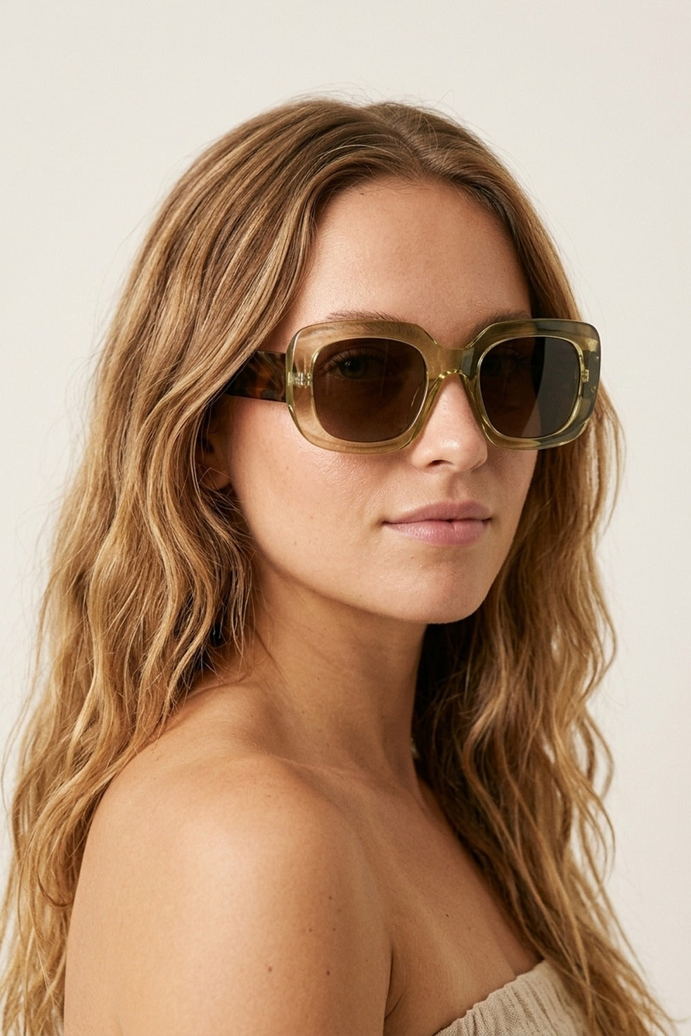 Occhiali da sole oversize con montatura larga in acetato color khaki e lenti sfumate
