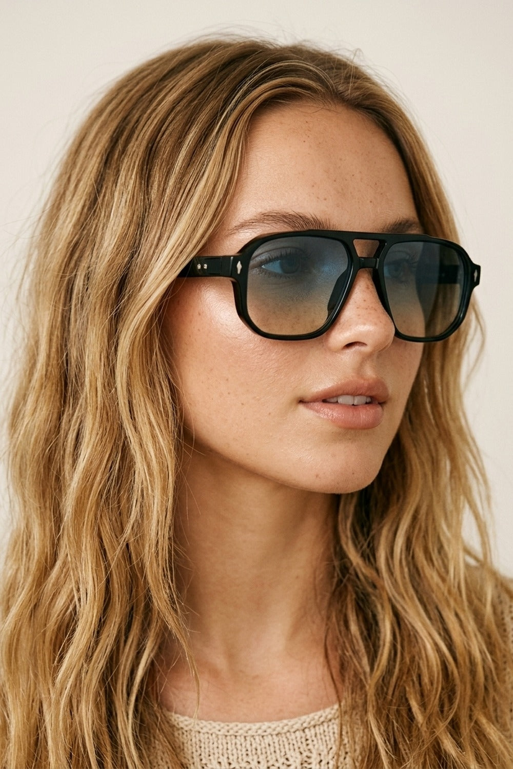 Occhiali da sole oversize con montatura quadrata e lenti sfumate nere