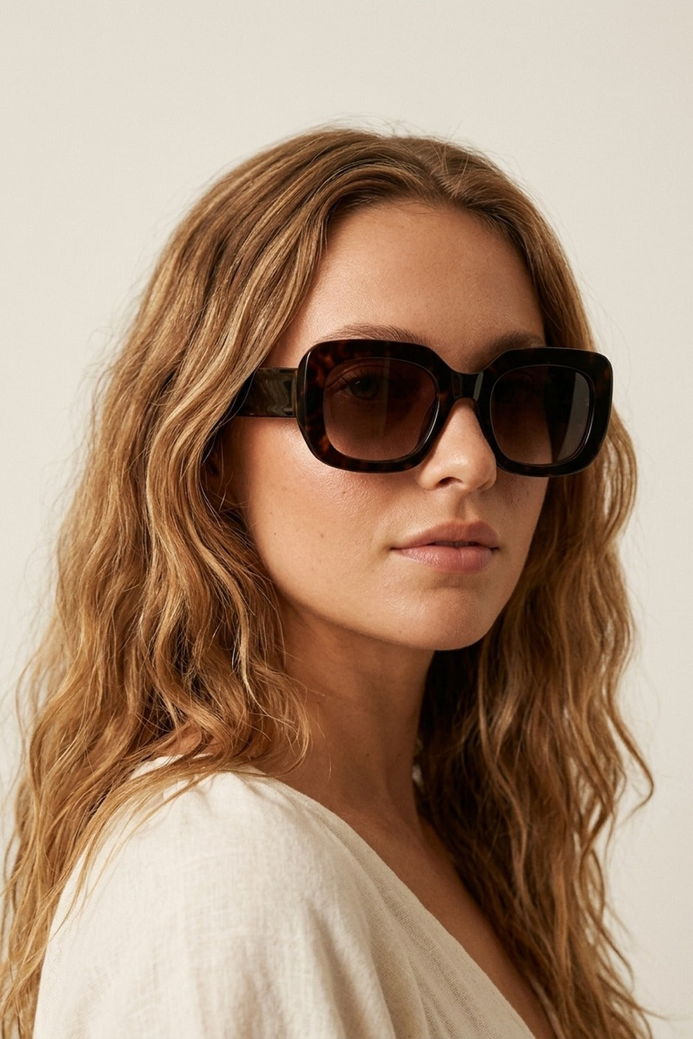 Occhiali da sole oversize con montatura quadrata in acetato nero tartarugato