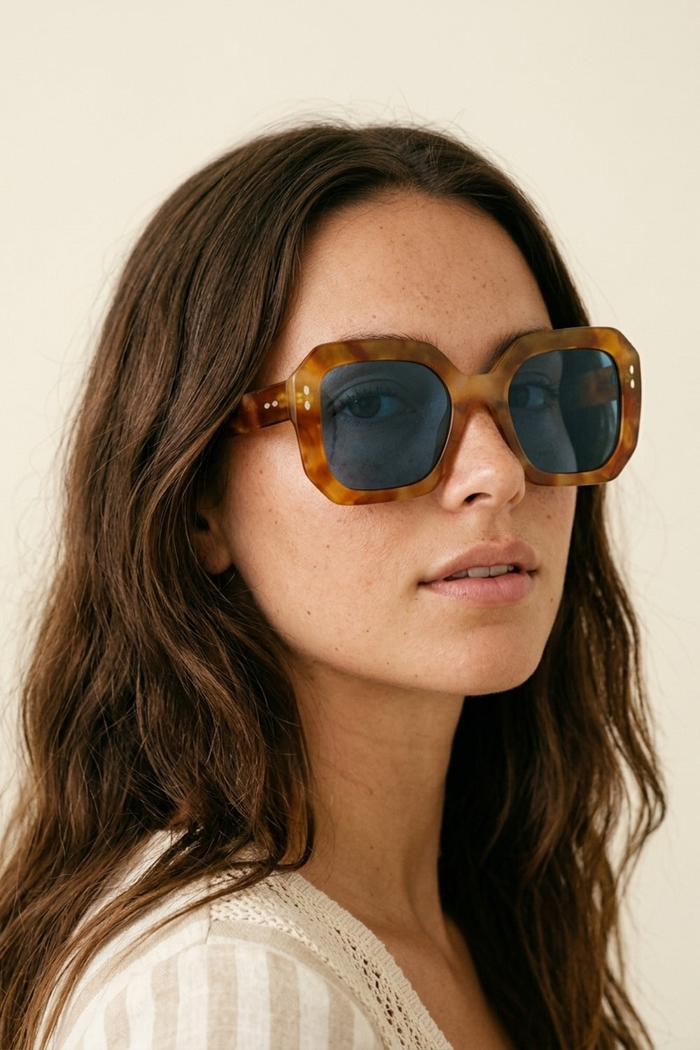 Occhiali da sole oversize con montatura quadrata in tartaruga marrone e lenti blu