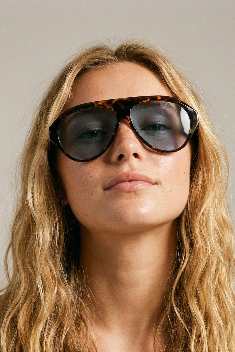 Occhiali da sole oversize con montatura tartarugata e lenti blu