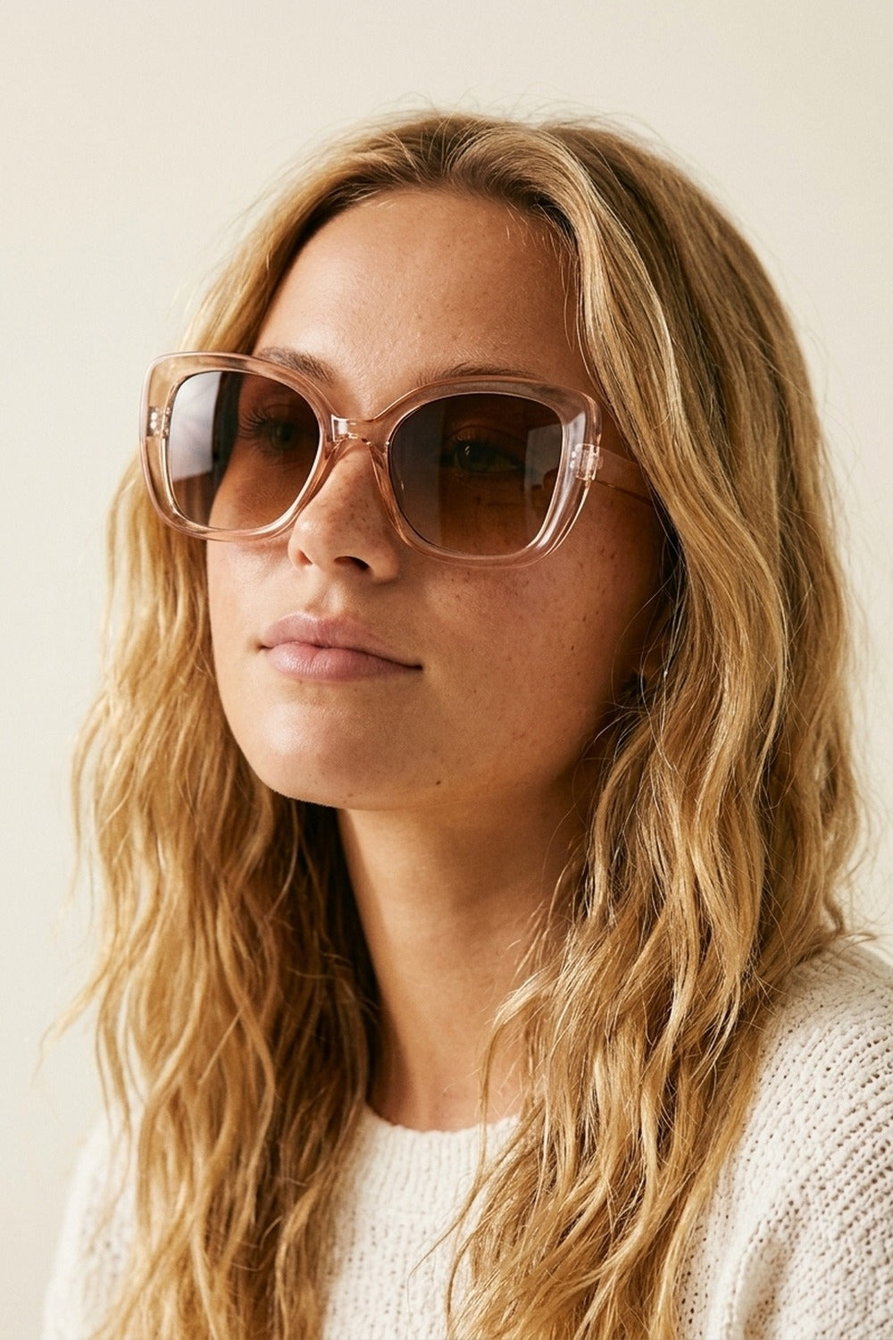 Occhiali da sole quadrati oversize con lenti sfumate in acetato trasparente beige