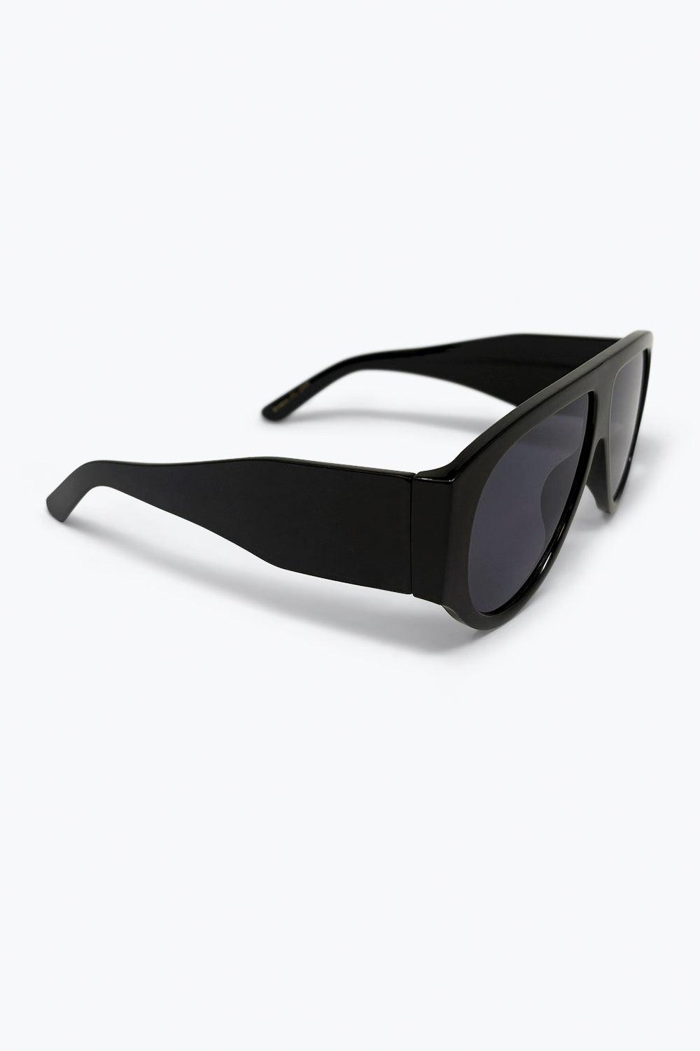 Occhiali da sole scudo neri oversize con lenti scure