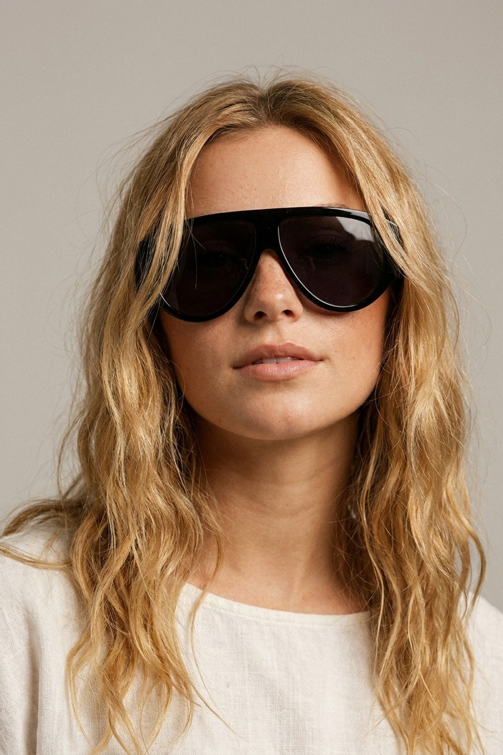 Occhiali da sole scudo neri oversize con lenti scure