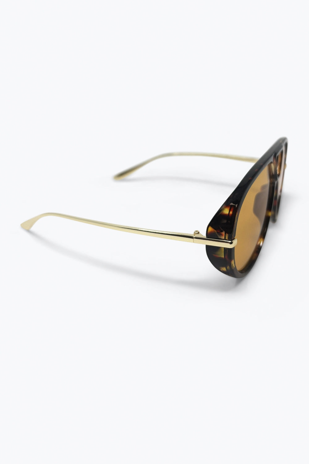 Occhiali da sole stile aviatore color marrone tartaruga con lenti ambra