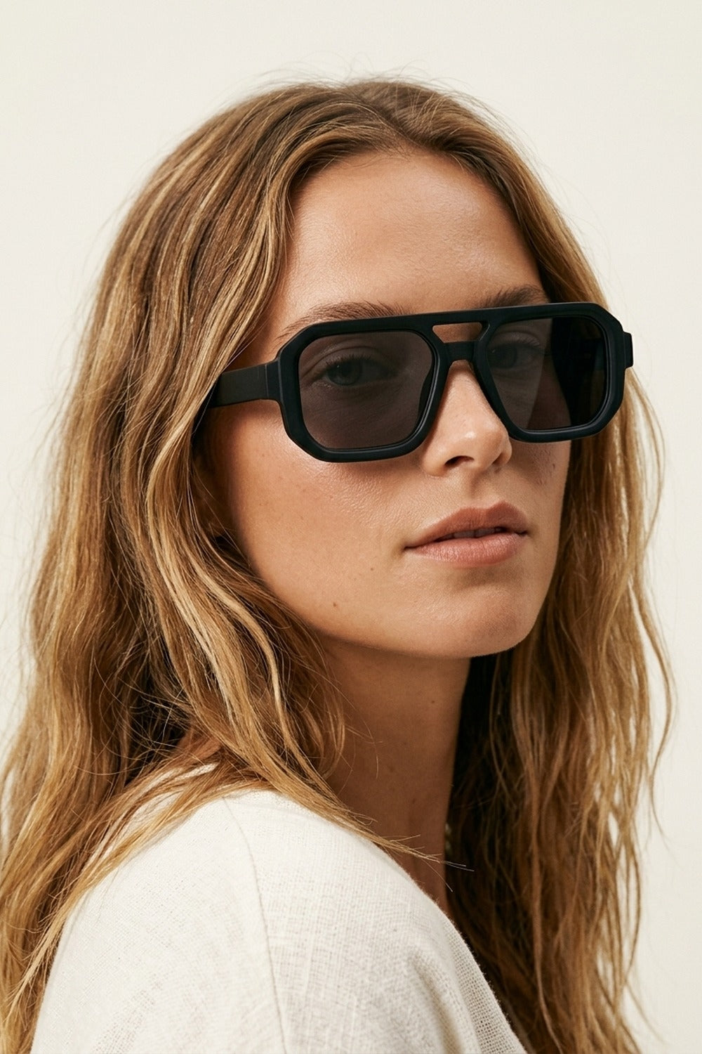 Occhiali da sole urbani neri oversize con montatura geometrica e aste spesse