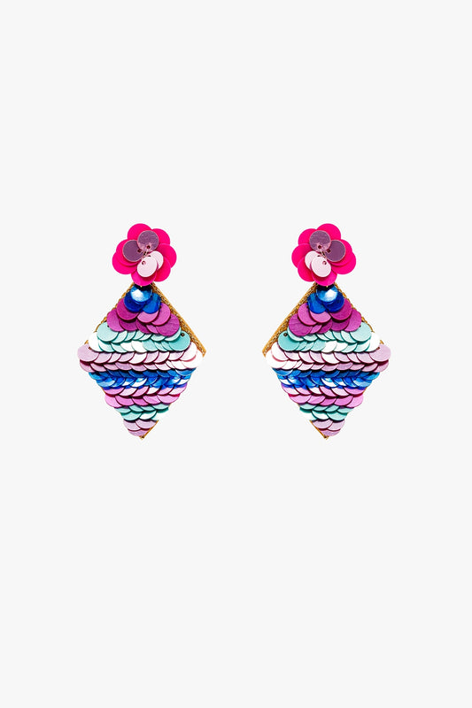 Q2 Orecchini a forma di diamante con dettagli in paillettes multicolore.