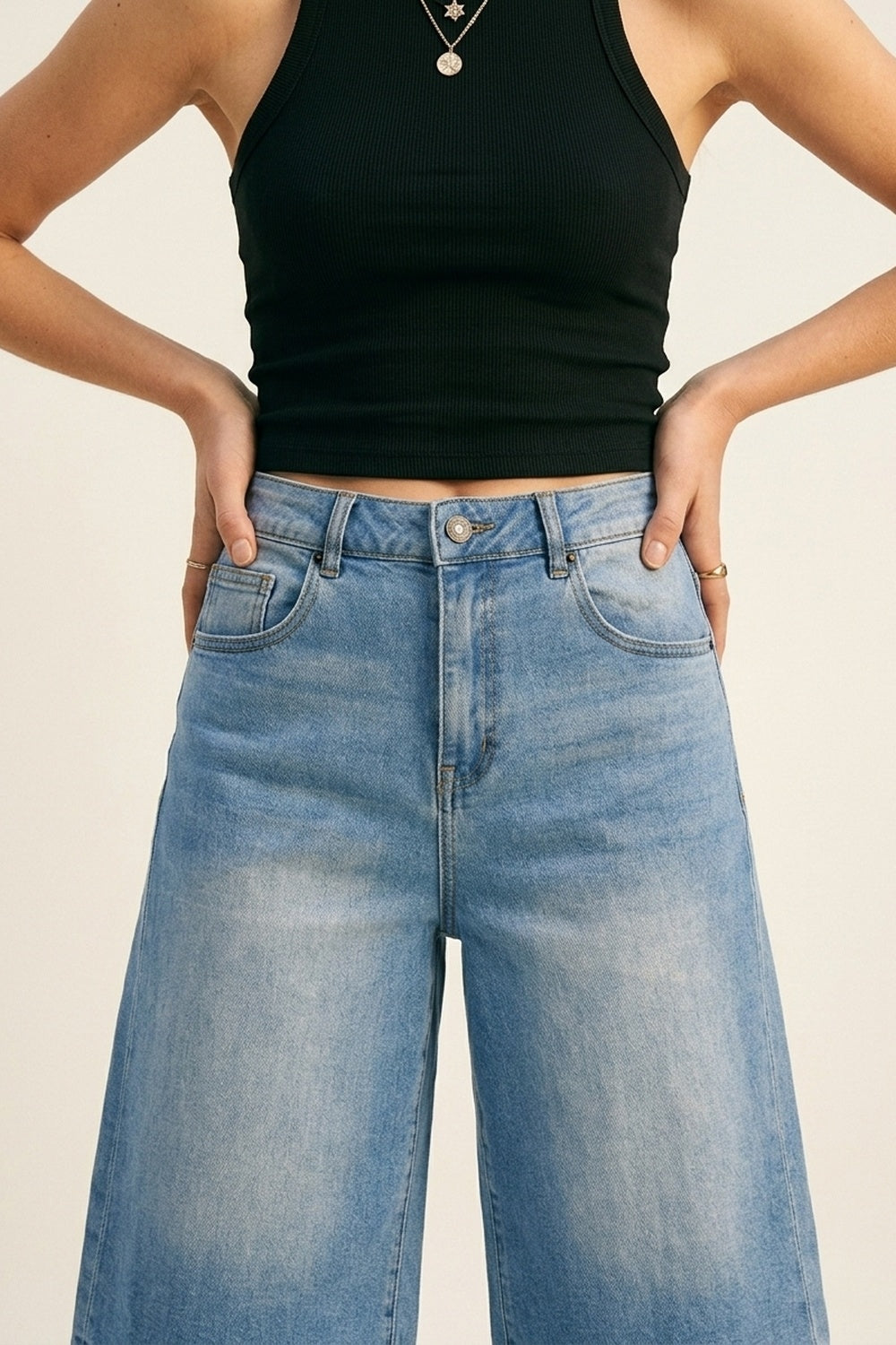 Pantaloncini Bermuda in denim blu chiaro a gamba larga e al ginocchio