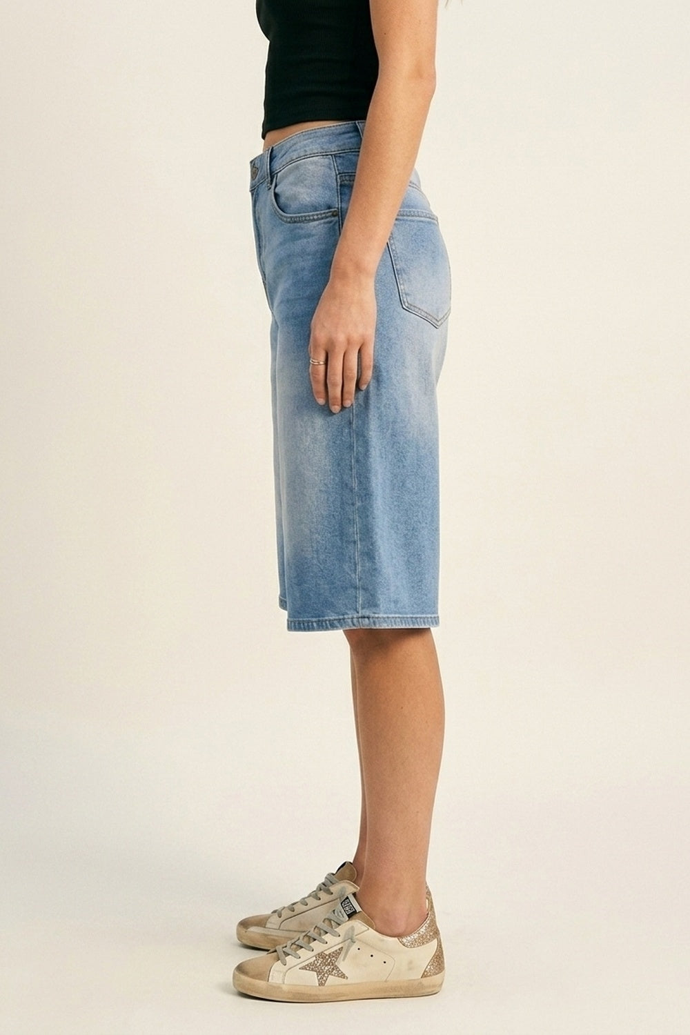 Pantaloncini Bermuda in denim blu chiaro a gamba larga e al ginocchio