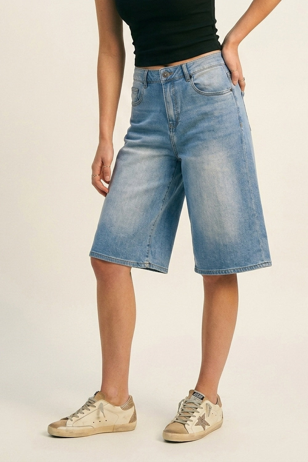 Q2 Pantaloncini Bermuda in denim blu chiaro a gamba larga e al ginocchio