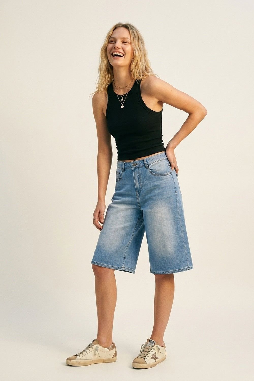 Pantaloncini Bermuda in denim blu chiaro a gamba larga e al ginocchio