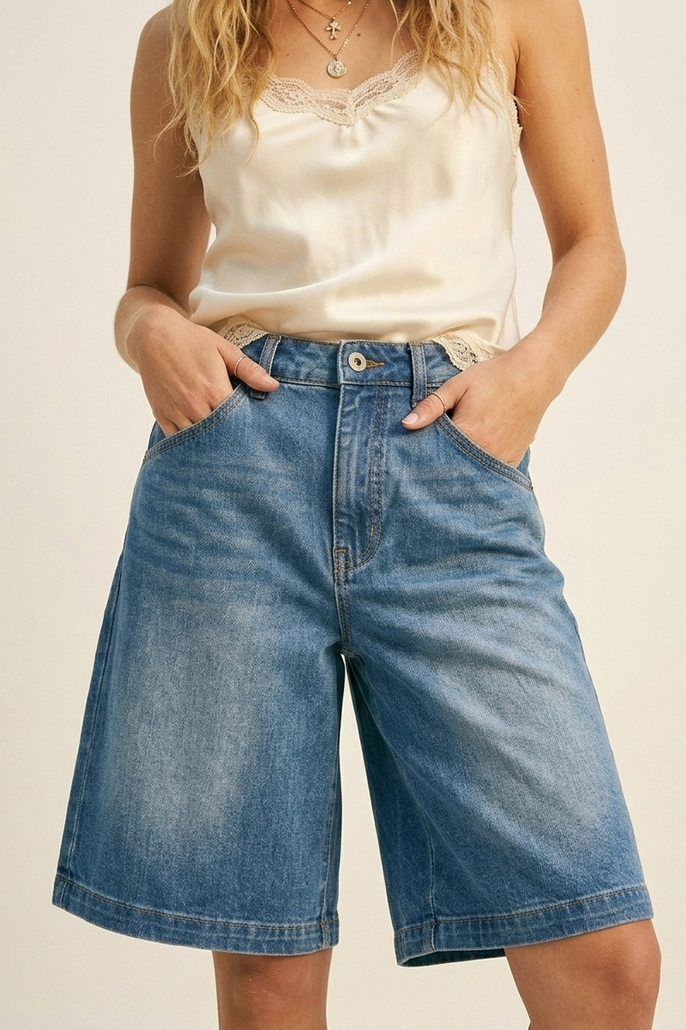 Pantaloncini di jeans a gamba larga con lavaggio chiaro blu