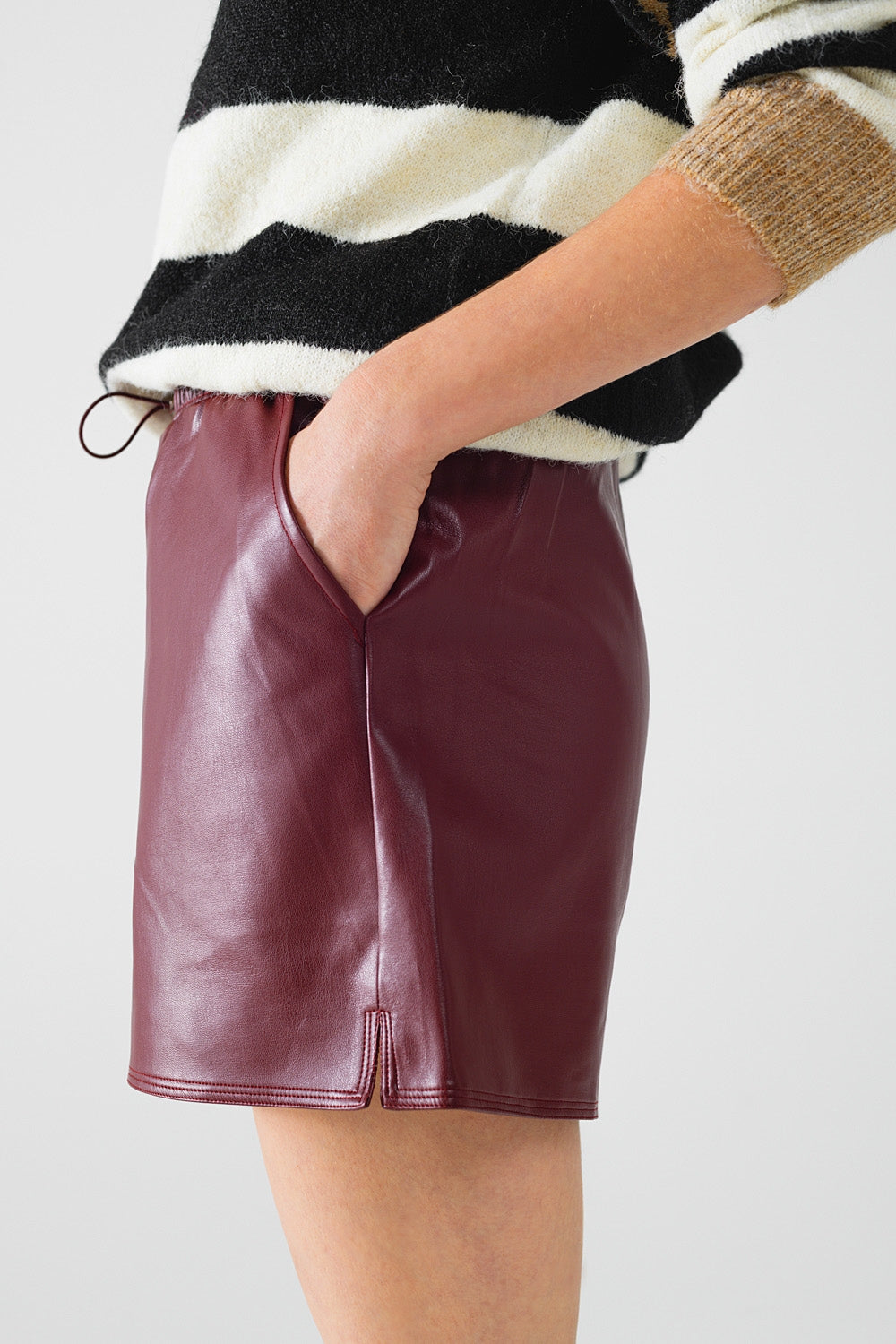 Pantaloncini in ecopelle bordeaux con arricciatura in vita con coulisse