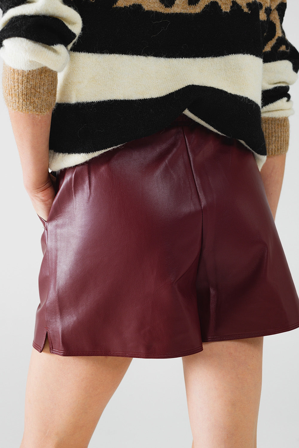 Pantaloncini in ecopelle bordeaux con arricciatura in vita con coulisse