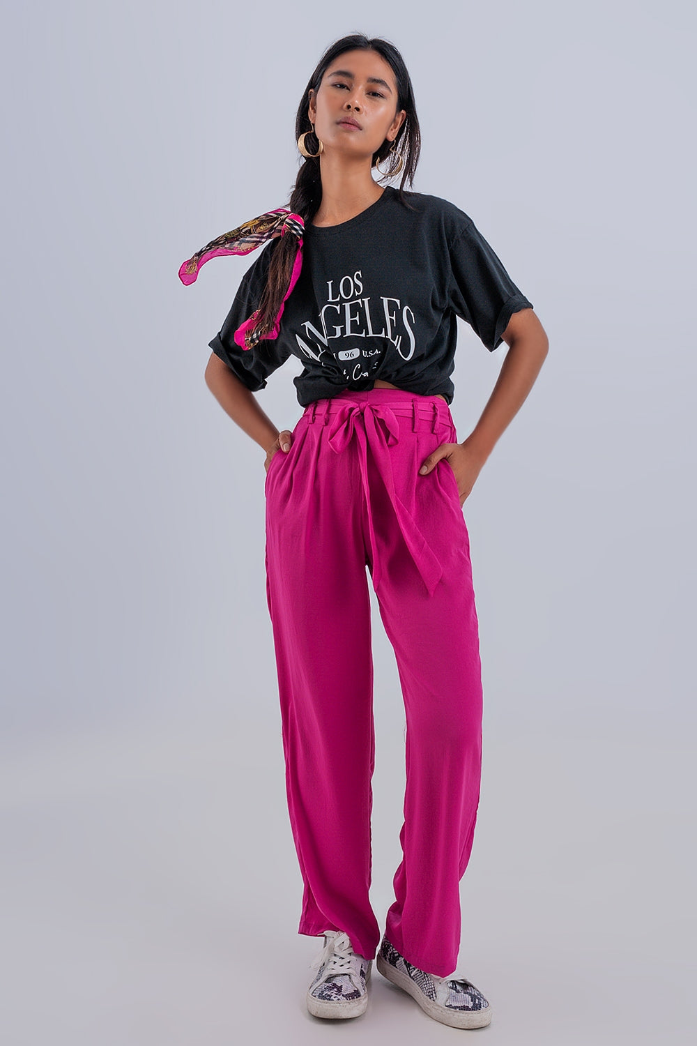 Pantaloni a fondo ampio con cintura fuchsia