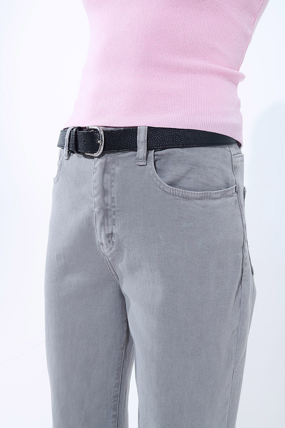 Pantaloni a gamba dritta con orlo ritagliato in grigio