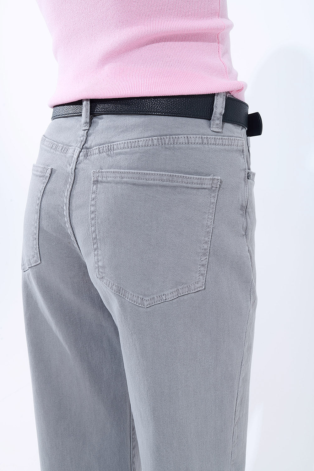 Pantaloni a gamba dritta con orlo ritagliato in grigio
