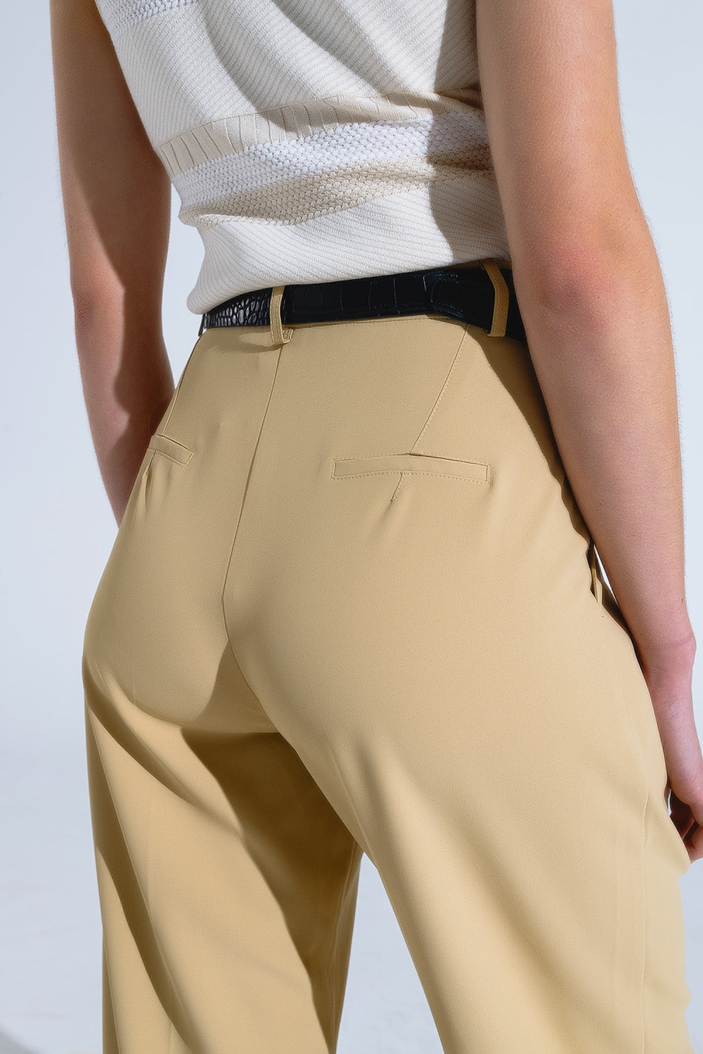 Pantaloni a gamba dritta con tasche laterali e pinces in Beige