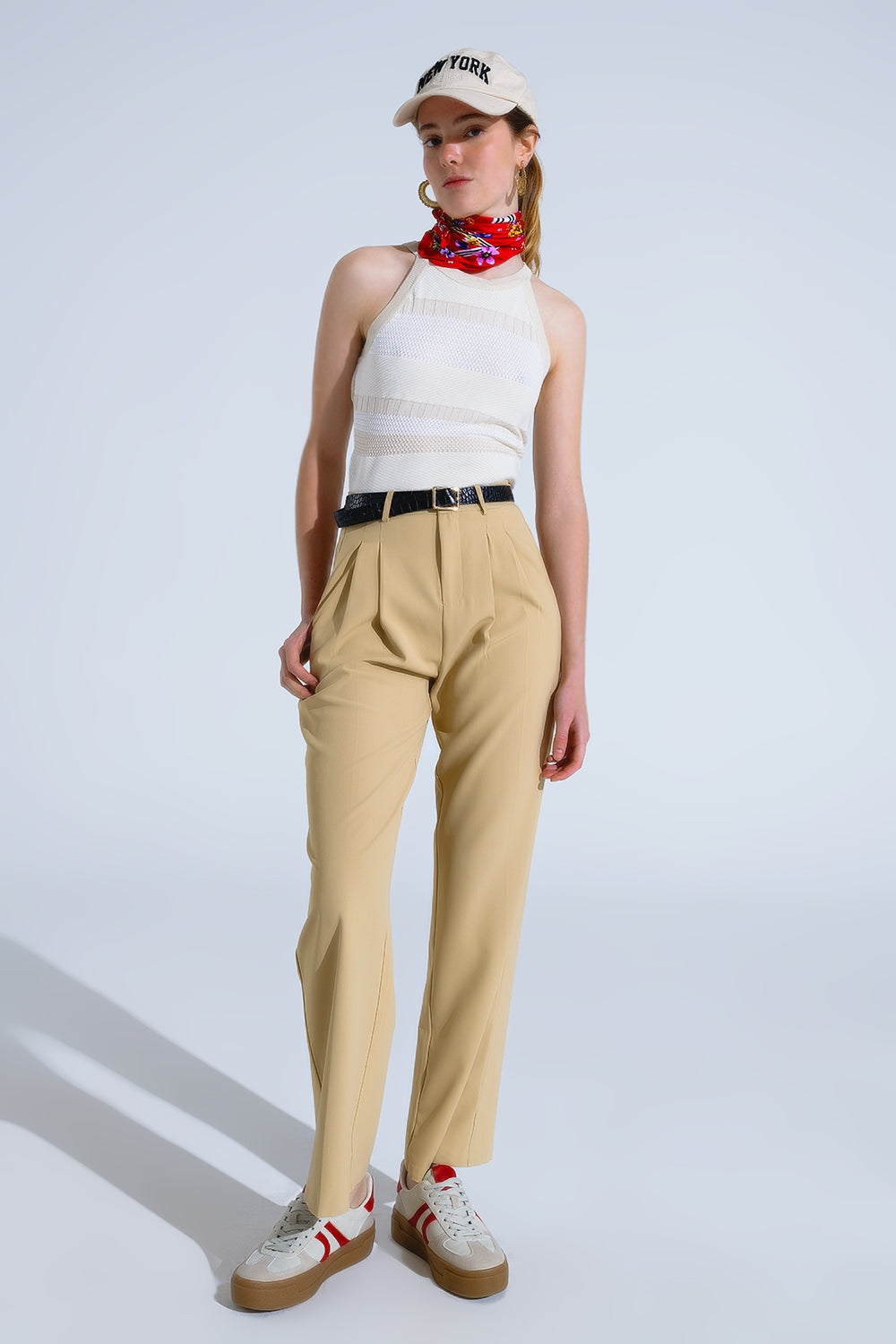 Pantaloni a gamba dritta con tasche laterali e pinces in Beige