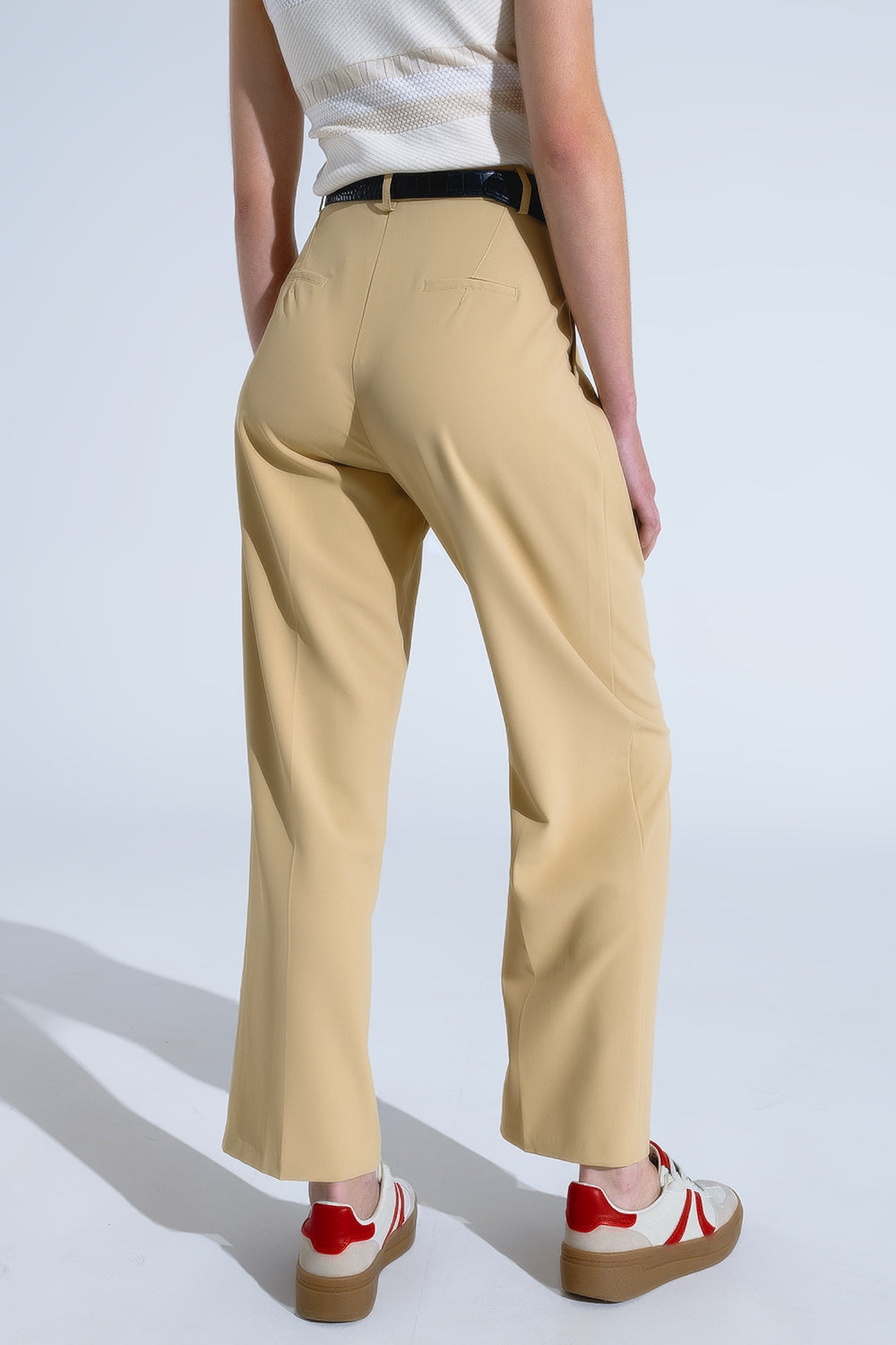 Pantaloni a gamba dritta con tasche laterali e pinces in Beige