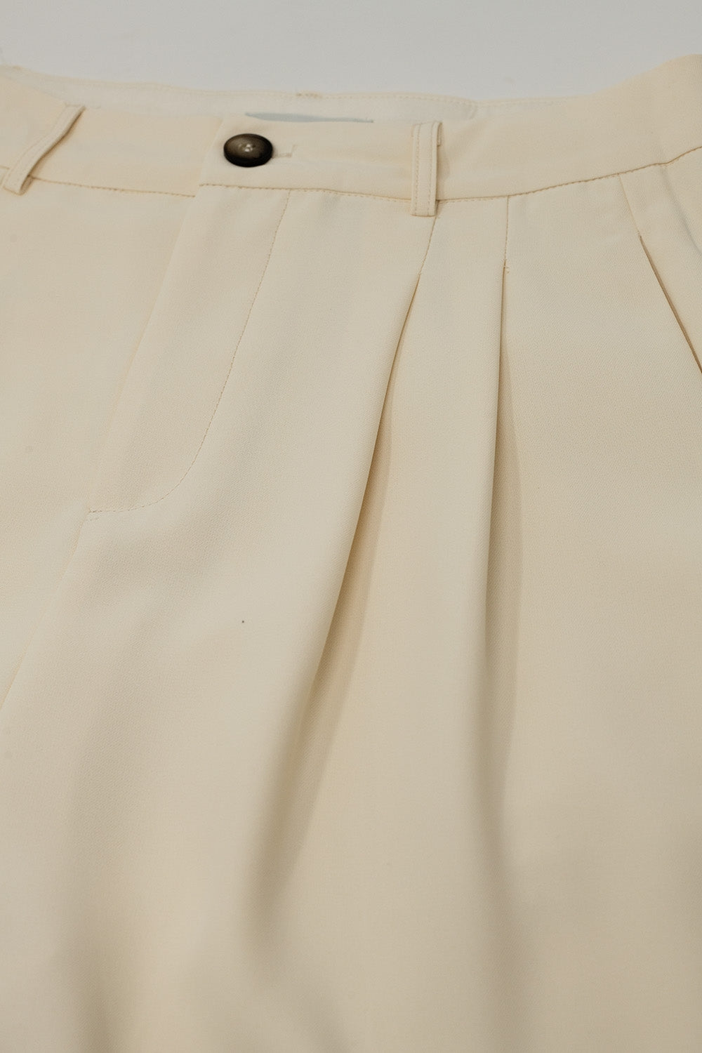 Pantaloni a gamba dritta con tasche laterali e pinces in crema