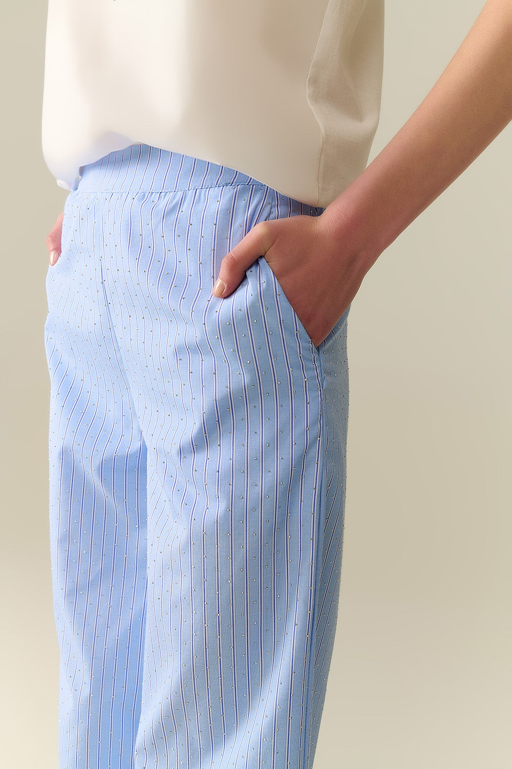 Pantaloni a gamba larga a righe blu con abbellimento in strass