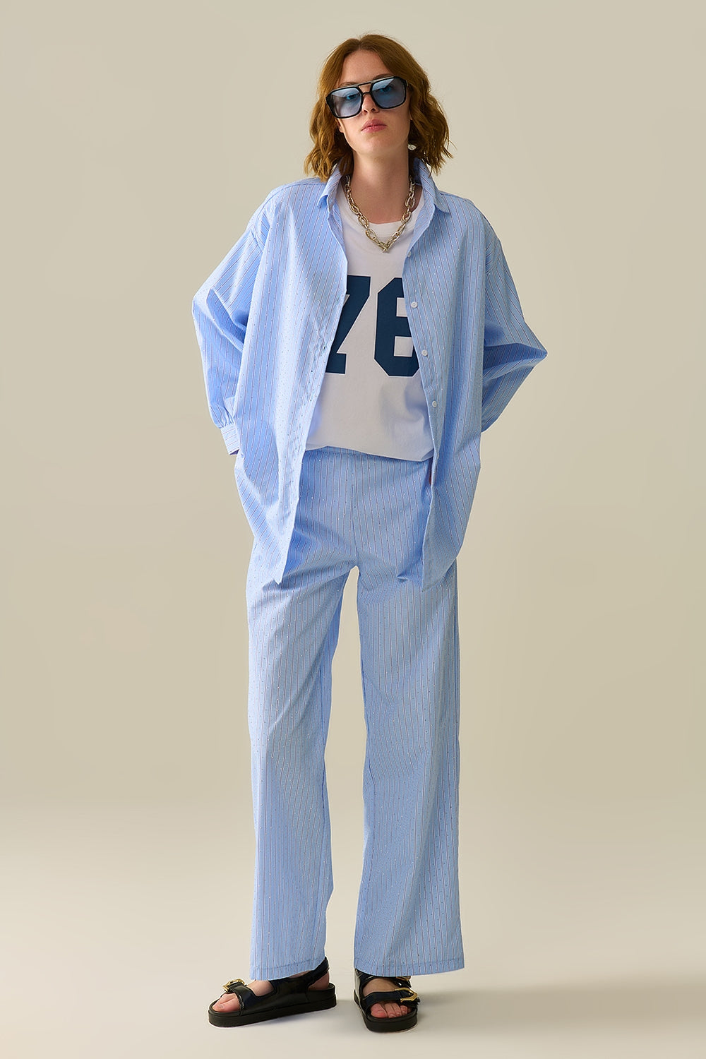 Pantaloni a gamba larga a righe blu con abbellimento in strass