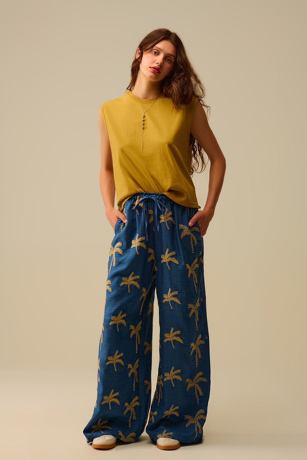 Pantaloni a gamba larga blu con ricamo di palme beige