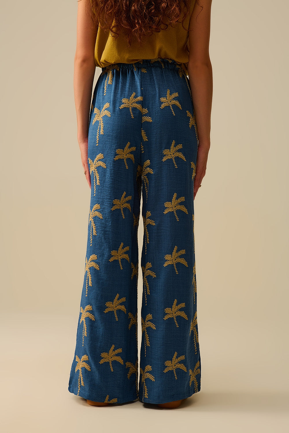 Pantaloni a gamba larga blu con ricamo di palme beige