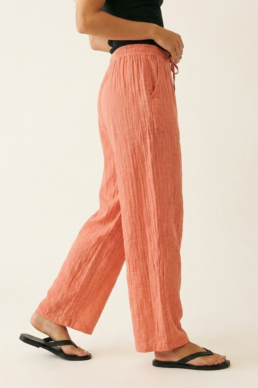 Pantaloni a gamba larga color corallo in tessuto increspato trasparente