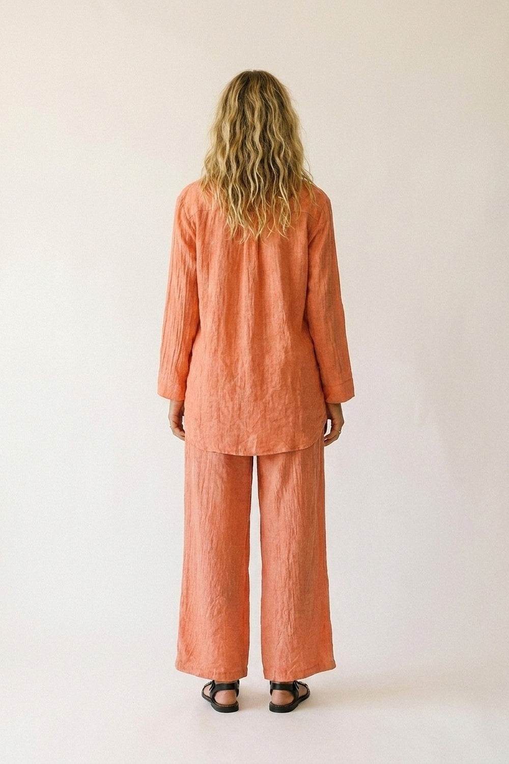 Pantaloni a gamba larga color corallo in tessuto increspato trasparente
