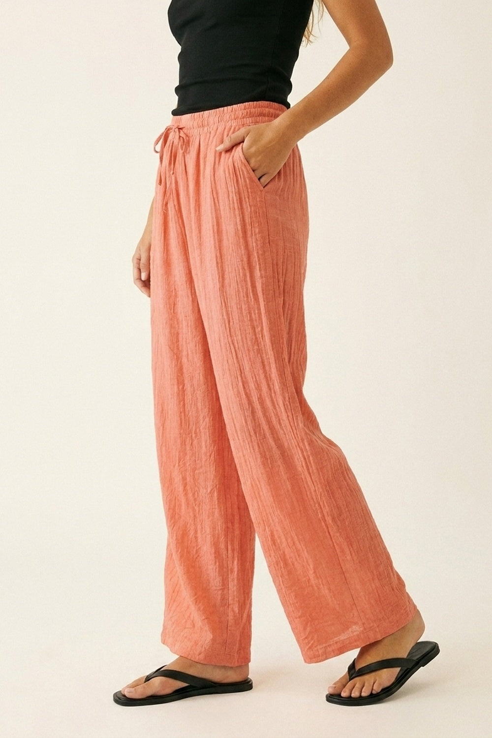 Q2 Pantaloni a gamba larga color corallo in tessuto increspato trasparente