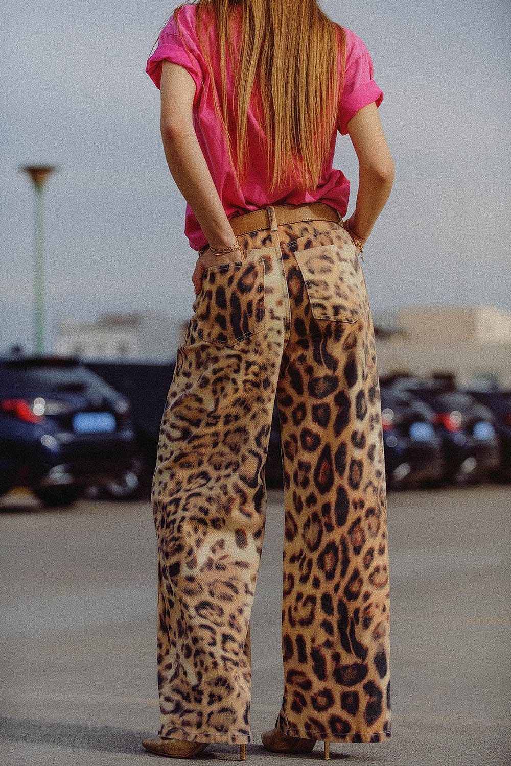 Pantaloni a gamba larga con stampa tigre e doppie cuciture laterali