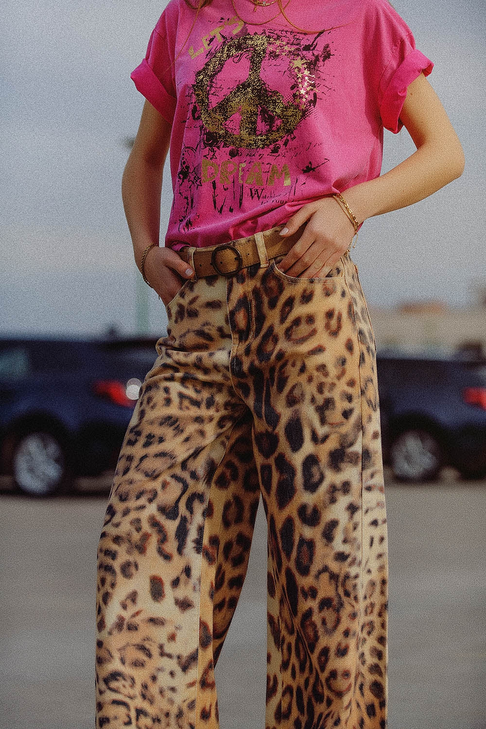 Pantaloni a gamba larga con stampa tigre e doppie cuciture laterali