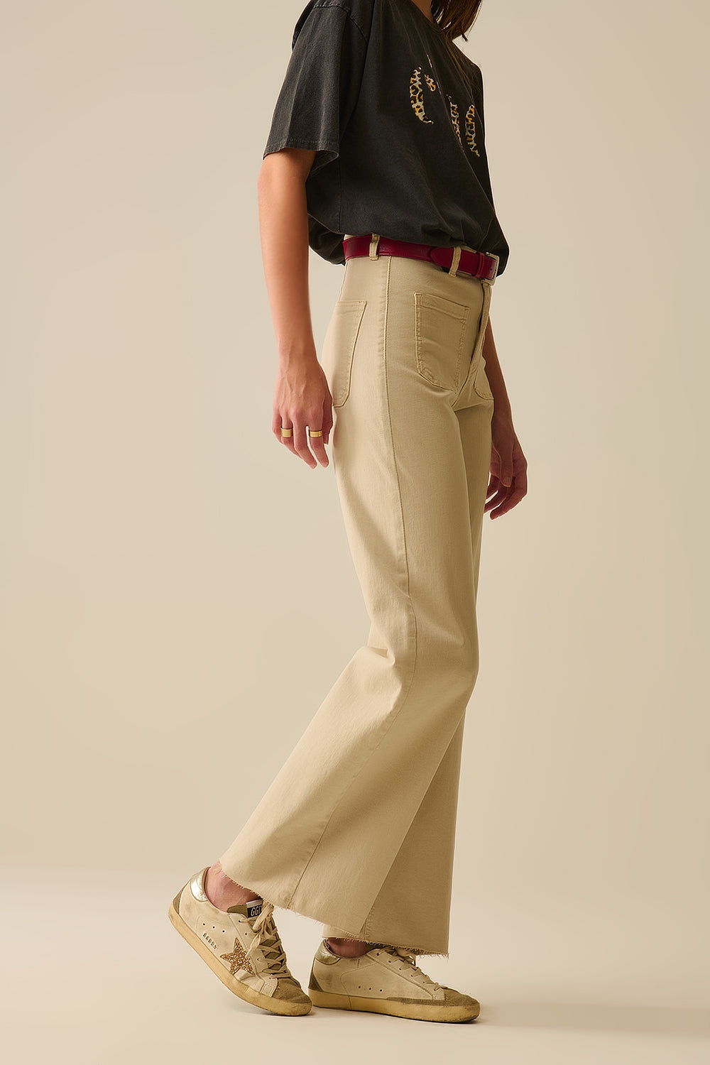 pantaloni a gamba larga con tasche frontali in beige