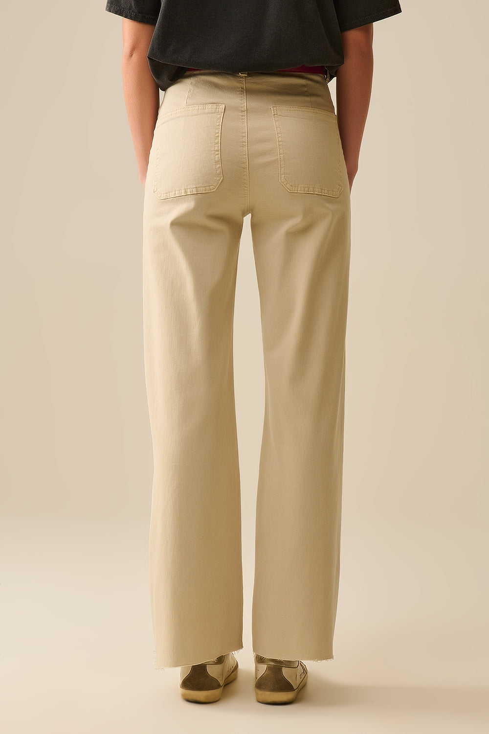 pantaloni a gamba larga con tasche frontali in beige