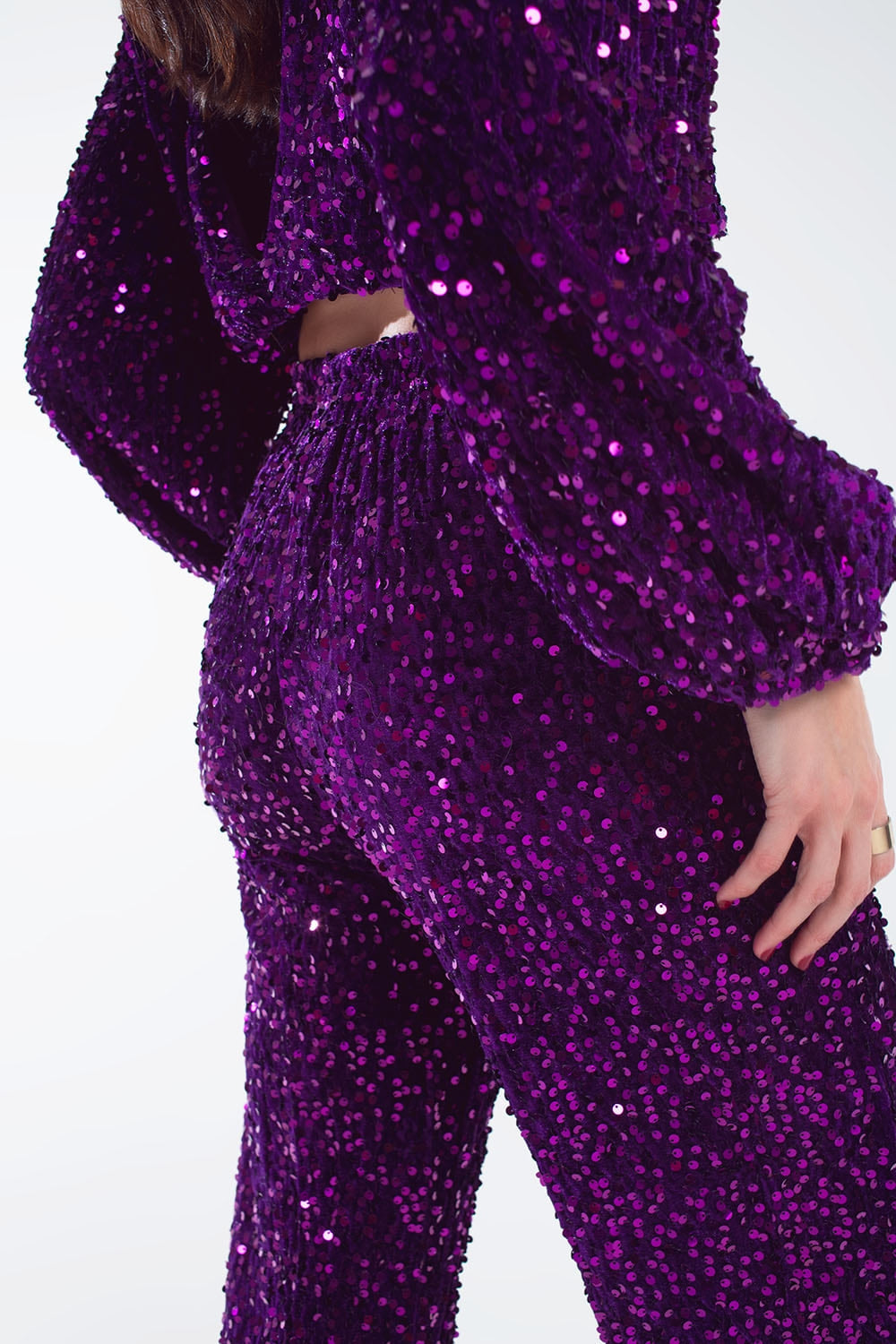 Pantaloni a gamba larga in paillettes con tasche laterali in viola