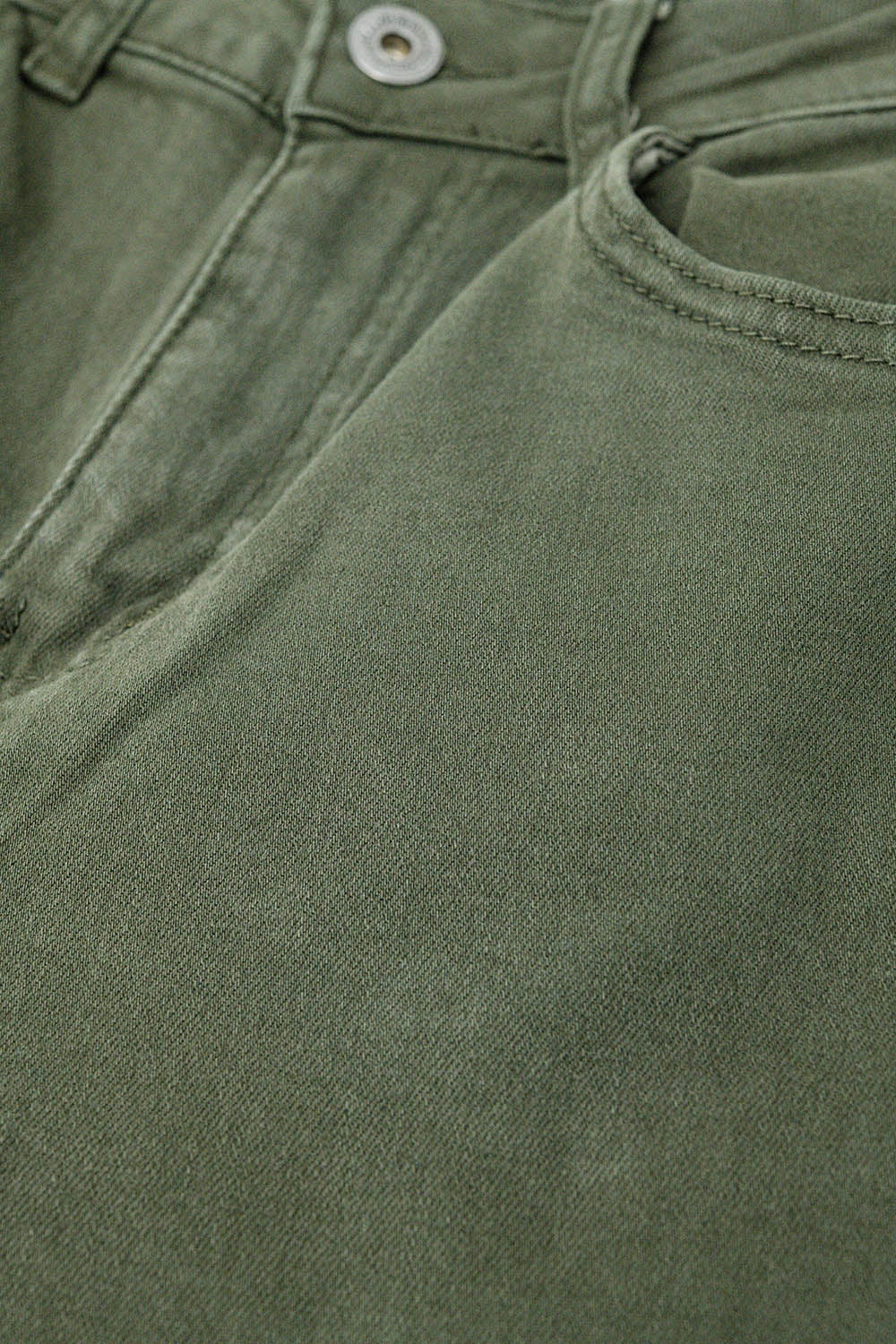 Pantaloni a gamba larga verde militare con stampa leopardata sul fondo