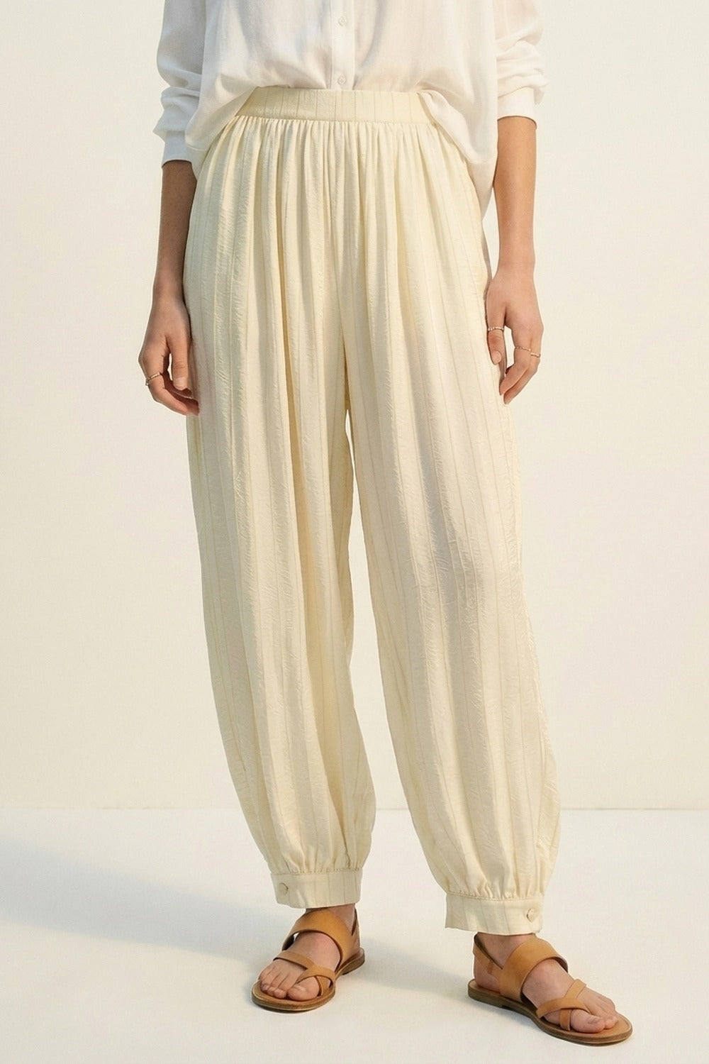 Q2 Pantaloni a palloncino a vita alta color crema con polsini abbottonati