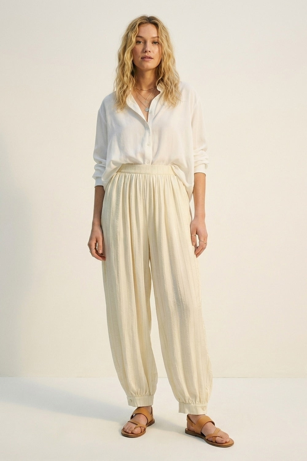 Pantaloni a palloncino a vita alta color crema con polsini abbottonati