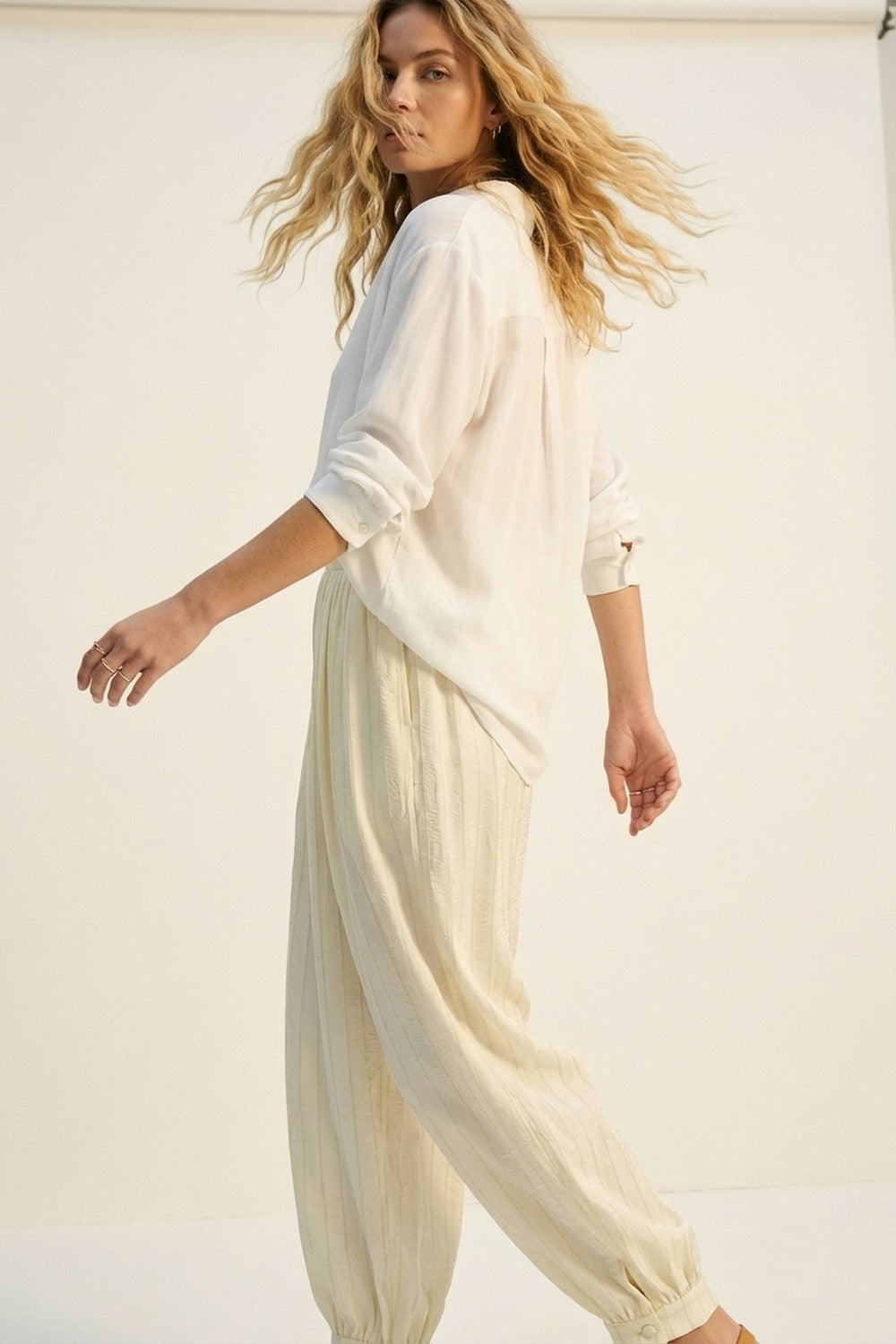 Pantaloni a palloncino a vita alta color crema con polsini abbottonati