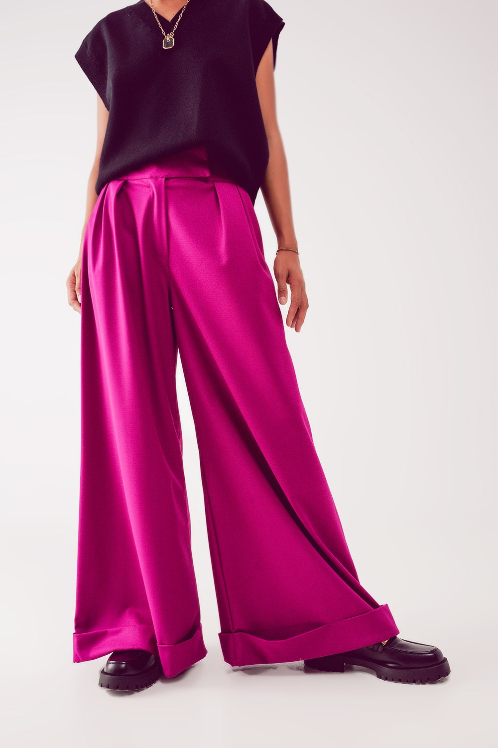 Pantaloni a vestibilità ampia con pieghe in fucsia